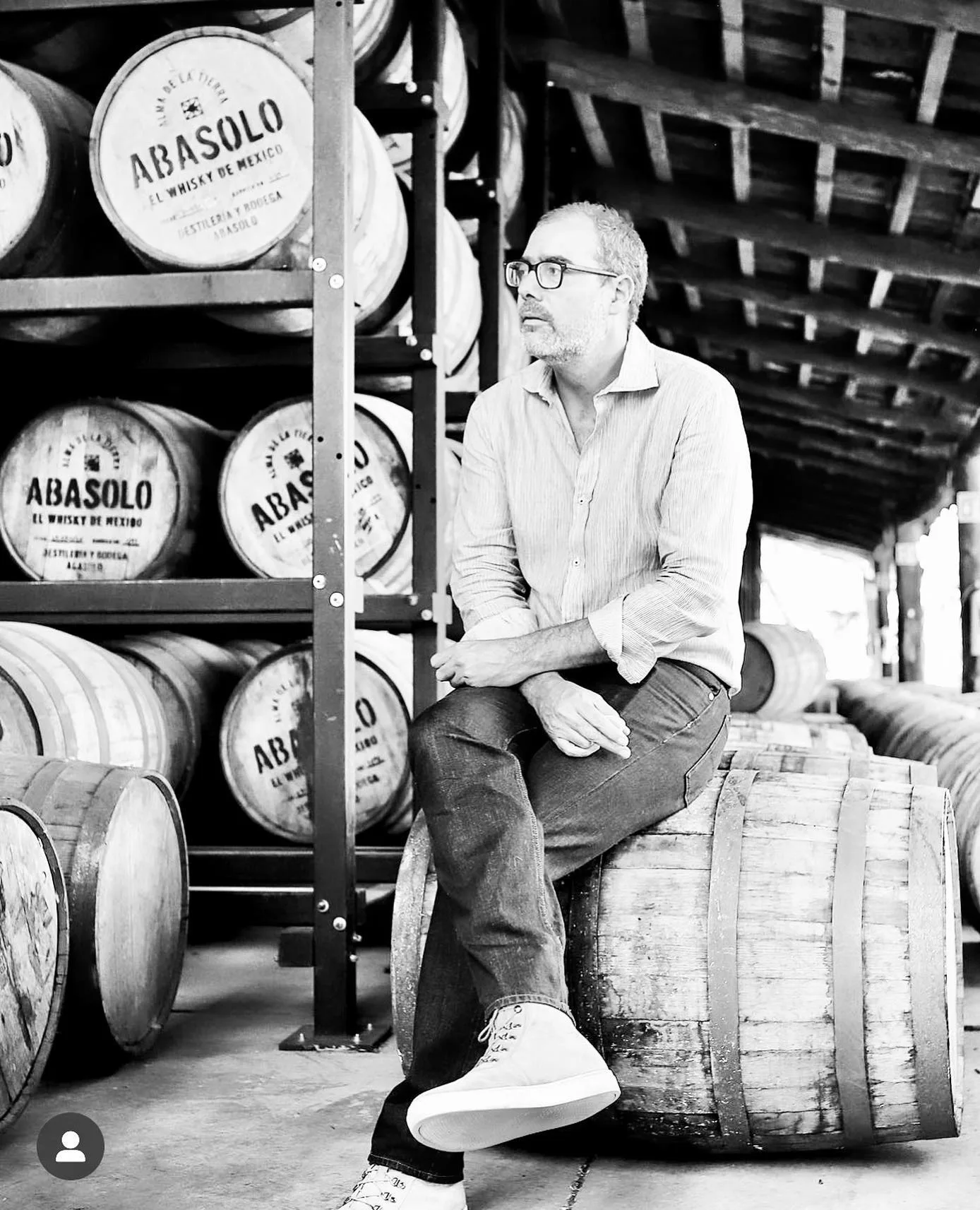 Homme assis sur un tonneau de whisky