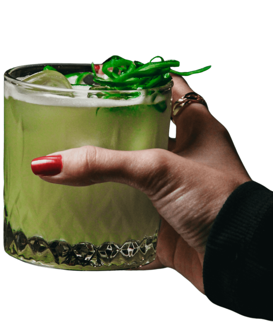 Hand hält grünen Cocktail mit Garnierung